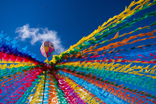 bandeiras coloridas e bal&atilde;o decorativo de festa junina (festa julina) no brasil