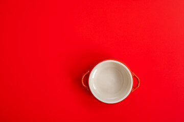 赤背景に映えるココット　Tableware	