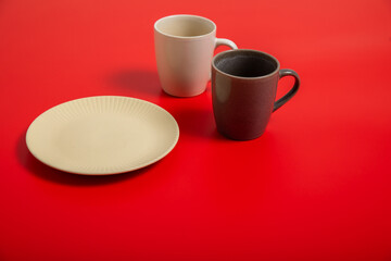 赤背景に映える食器　Tableware	