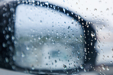 雨の水滴　車の窓ガラス　サイドミラー