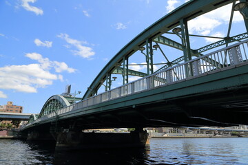 美しいアーチを織りなす厩橋