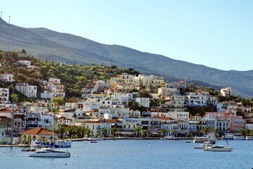 Fototapeta na wymiar The town on Poros, Greece, with boats moored in the gulf below