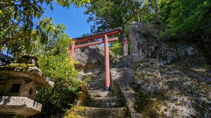 青空バックに見上げる古い鳥居の情景＠石川
