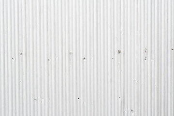 白色のトタン壁