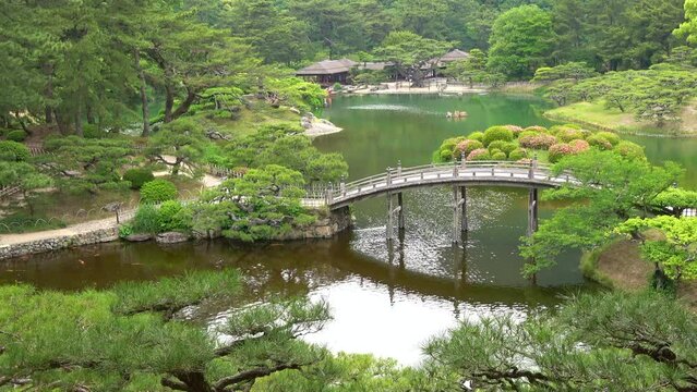 新緑が美しい回遊式の日本庭園のパンショット  4K  香川県栗林公園の春の風景  2022年5月20日