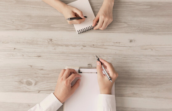 Two people having a meeting. The person who gives instructions. Points, advice, orders, instructions, corrections, teach, etc. 打ち合わせをする2人。指示をする人。指摘、アドバイス、命令、指示、修正、教えるなど