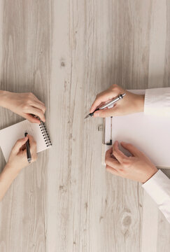 Two people having a meeting. The person who gives instructions. Points, advice, orders, instructions, corrections, teach, etc. 打ち合わせをする2人。指示をする人。指摘、アドバイス、命令、指示、修正、教えるなど