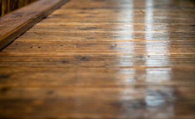 Drewniana podłoga tarasowa po deszczu.