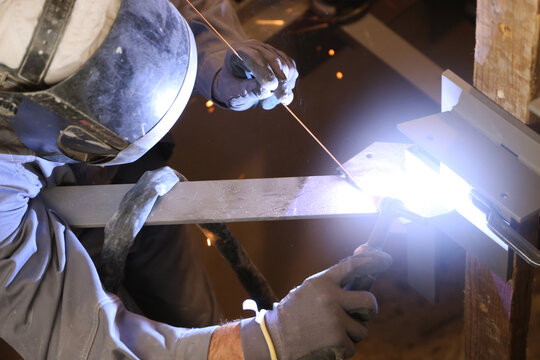 Metallbauer bei Schwei&szlig;arbeiten
