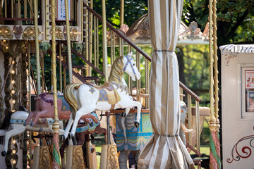 carrousel dans un parc d'attraction