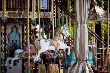 carrousel dans un parc d'attraction