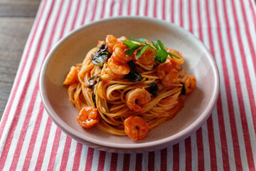 エビとほうれん草のトマトソーススパゲッティ