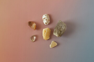 並べられた天然石（瑪瑙と水晶）