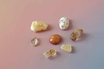 並べられた天然石（瑪瑙、水晶）と宝石