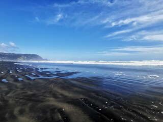 Les vagues se dépose délicatement sur le sable de la plage