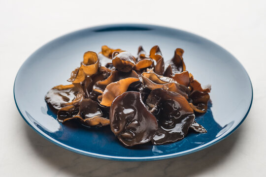 Black fungus soaked in blue and white porcelain