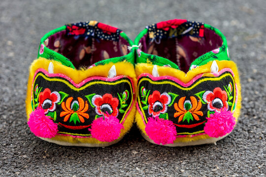 Colorful traditional handmade tiger head children's shoes folk crafts intangible cultural heritage