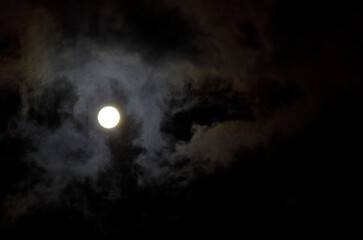 Fototapeta na wymiar 月を覆う雲　グラフィック素材