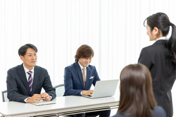 面接をする人事担当者の男性
