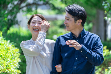 素敵な笑顔のミドルの日本人夫婦