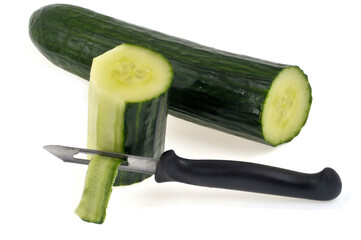 Concombre en partie épluché et épluche légume en gros plan sur fond blanc