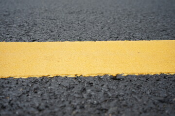 Yellow traffic line Used to divide the traffic direction.