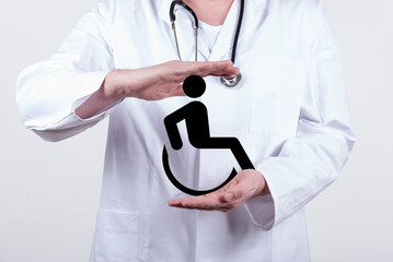 Arzt mit einem Symbol eines Rollstuhlfahrer oder Behinderten