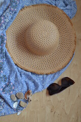 Fototapeta na wymiar summer hat on the beach