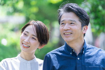 Obraz premium 笑顔で遠くを見る日本人夫婦