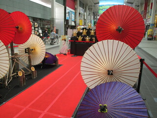 街中のアーケードに飾られていた、日本の伝統的なカラフルな和傘
