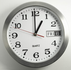 Reloj de cocina sobre fondo blanco con minutero y d&iacute;as. Kitchen clock on white background with minute hand and days.