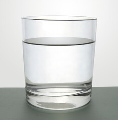 Vaso de cristal de agua, salud. Crystal glass of water, health.