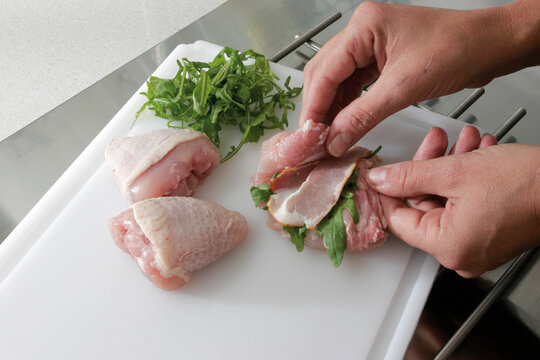 Pollo relleno de beicon y r&uacute;cula. Chicken stuffed with bacon and arugula.