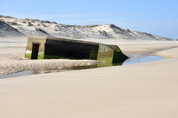 France, Aquitaine, sur une plage atlantique au sud du bassin d'Arcachon un blockhaus enseveli suite au recul du littoral en raison de l'érosion côtière