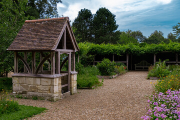 Formal garden with summer house and gravel