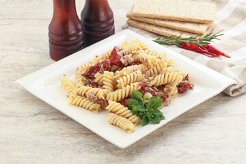 Pasta with tuna and tomato