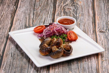 Grilled champignon with tomato sauce