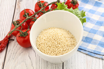 Raw sesame seeds in the bowl