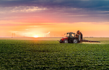 Obraz premium Tractor spraying soybean crops field