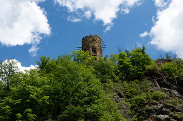 Einsamer turm am gr&uuml;nen Berg