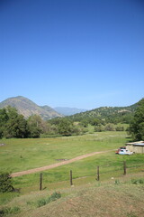 遥かなる山並みを望む風景