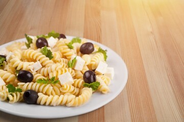 Mix corn pasta with chees and vegetable on plate.