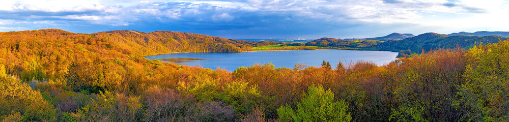 Fototapeta premium Laacher See in der Eifel, Rheinland-Pfalz, Deutschland