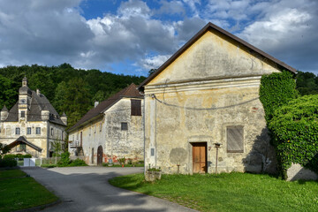Fototapeta premium Ramingdorf, Schloss, klein, unscheinbar, Mittelalter, Brauerei, Wirtschaftsgebäude, Turm, Uhrturm, Uhr, Zeiger, Ecktürme, Ecktürmchen, zierlich, verwittert, renovieren, renovierungsbedürftig, Geschlec
