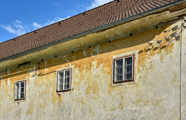 Ramingdorf, Schloss, klein, unscheinbar, Mittelalter, Brauerei, Wirtschaftsgebäude, Turm, Uhrturm, Uhr, Zeiger, Ecktürme, Ecktürmchen, zierlich, verwittert, renovieren, renovierungsbedürftig, Geschlec