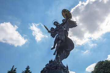 Obraz premium Fountain with a sculpture of Archangel Michael in the park Volodymyr Hill in Kyiv, Ukraine