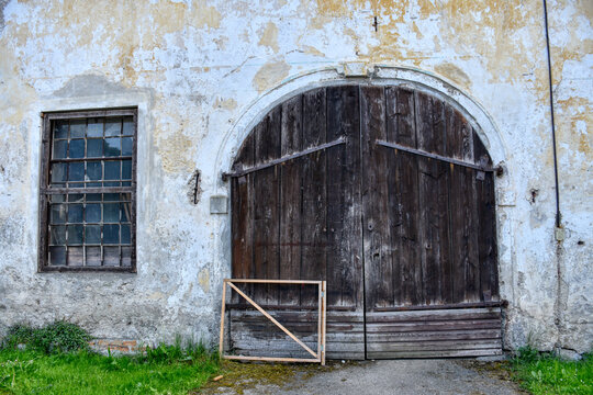 Ramingdorf, Schloss, klein, unscheinbar, Mittelalter, Brauerei, Wirtschaftsgeb&auml;ude, Turm, Uhrturm, Uhr, Zeiger, Eckt&uuml;rme, Eckt&uuml;rmchen, zierlich, verwittert, renovieren, renovierungsbed&uuml;rftig, Geschlec