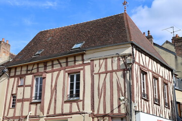 Maison typique, vue de l'extérieur, village de Saint Florentin, département de l'Yonne, France