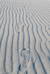 Fototapeta na wymiar 砂浜と靴の足跡