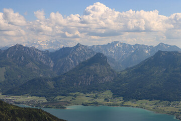 Wunderschönes Salzkammergut; Blick vom Schafberg über den Wolfgangsee zu den Bergen der Osterhorngruppe mit Sparber und Bleckwand im Vordergrund